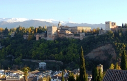 La Alhambra, con Sierra Nevada al fondo, se encuentra a menos de una hora en coche de Casa Olea.