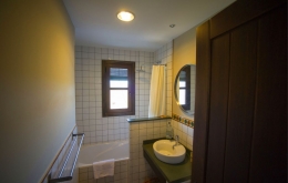 Casa Olea rural hotels Spain bath and shower