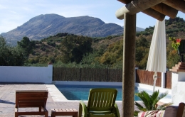 Relájate por la piscina y tomar una siesta en la hamaca.